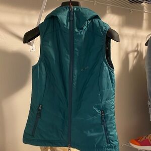 Skhoop S vest w hood. Very good condition.